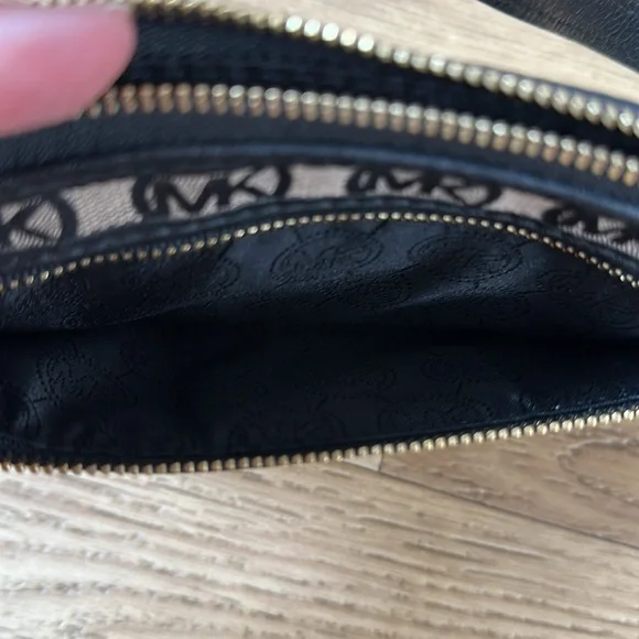 Michael kors wristlet - Picture 9 of 9